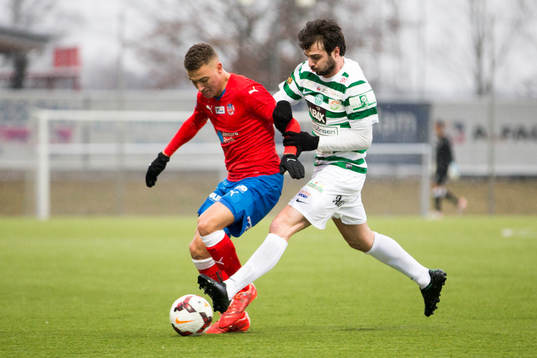 Helsingborgs Jordan Larsson i kamp mot en Västerås spelare