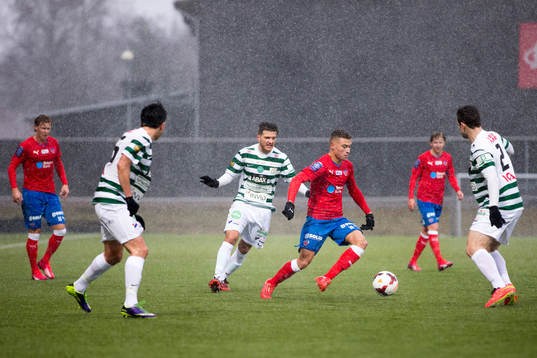 Helsingborgs Jordan Larsson i kamp mot Västerås spelare