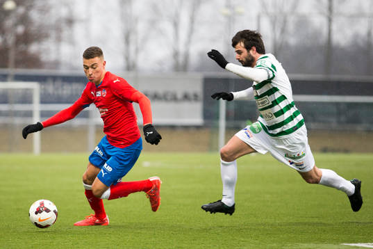 Helsingborgs Jordan Larsson i kamp mot en Västerås spelare