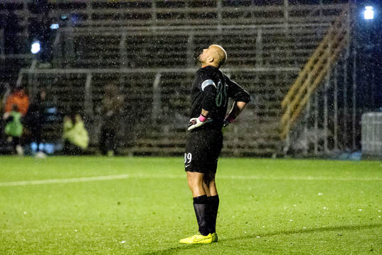 AFC Uniteds målvakt Joshua Wicks deppar