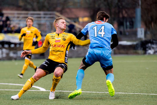 Elfsborgs Per Frick och AFC Uniteds Juan Jose Hervias