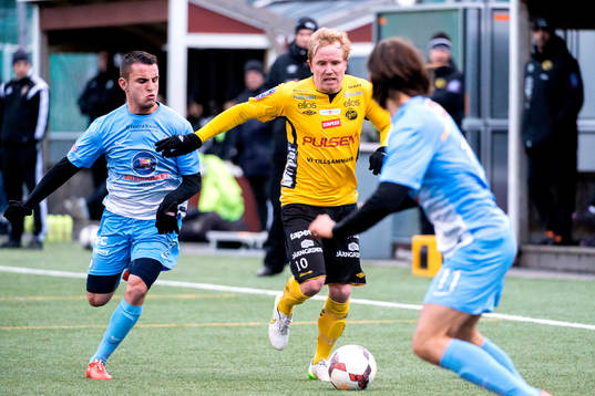 Elfsborgs Simon Lundevall och AFC Uniteds Rinor Nushi i en