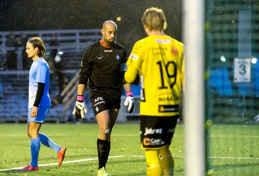 AFC Uniteds målvakt Joshua Wicks deppar