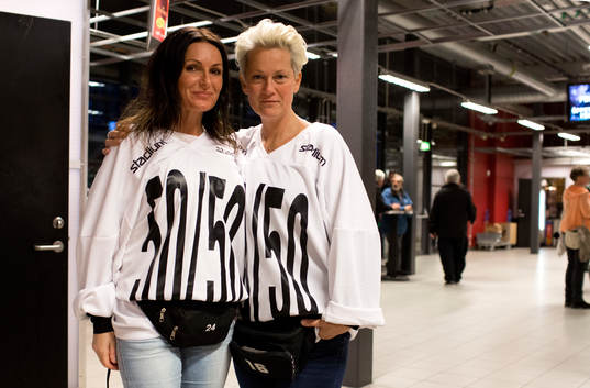 Två damer med tröjor med texten 50/50