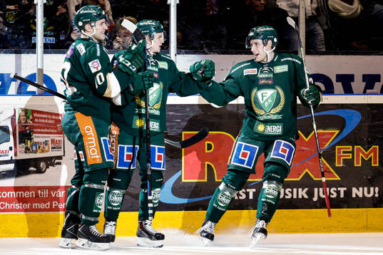 Färjestads Toni Rajala (m) gör 1-0 och jublar ihop med