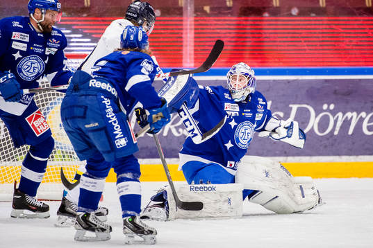 Leksands målvakt Oscar Alsenfelt räddar skott