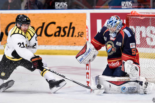 Brynäs Tim Wallace oroar med pucken framför Djurgårdens