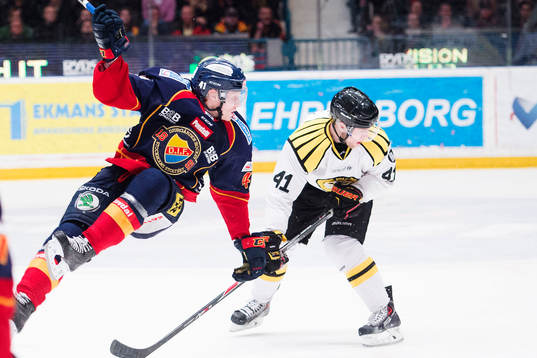 Djurgårdens Alexander Falk flyger i en duell med Brynäs