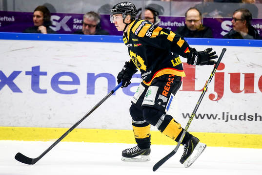 Skellefteås Pär Lindholm spelar med två klubbor