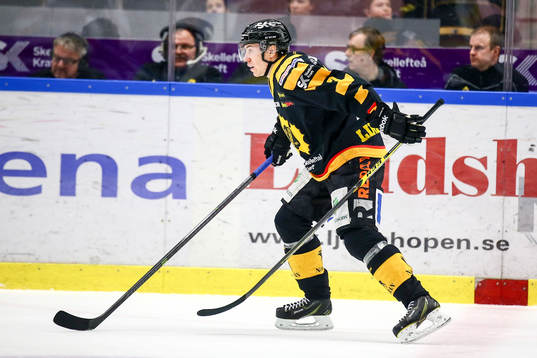 Skellefteås Pär Lindholm spelar med två klubbor