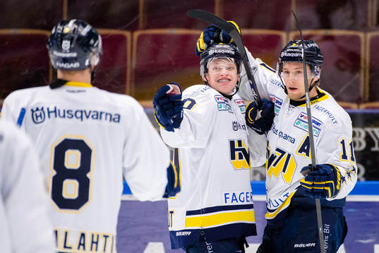 HV71s Lawrence Pilut ochn Calle Ridderwall jublar