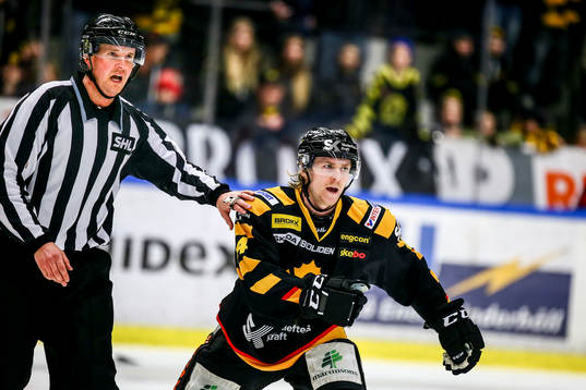 Skellefteås Anton Lindholm stoppas av linjedomaren