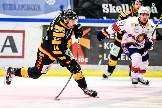 Skellefteås Daniel Widing skjuter ett slagskott