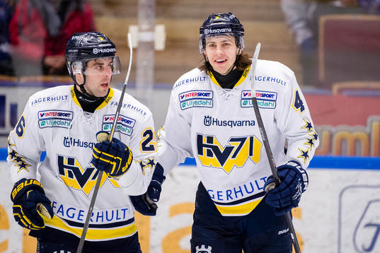 HV71s Riley Holzapfel och Marcus Nilson jublar