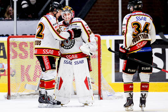 Luleås Karl Fabricius klappar om Lennart Petrell