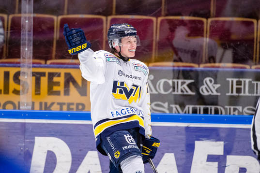 HV71s Lawrence Pilut jublar