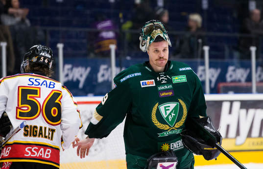 Färjestads målvakt Justin Pogge deppar