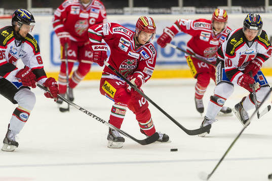 Modos Kyle Flanagan kämpar mot Örebros Derek Ryan och