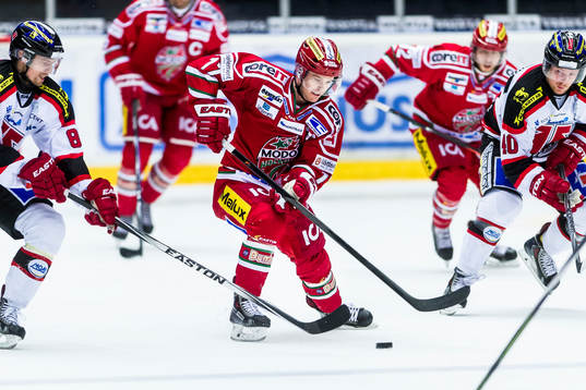 Modos Kyle Flanagan kämpar mot Örebros Derek Ryan och