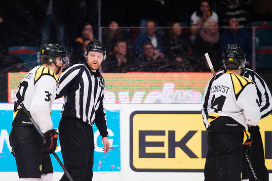 Brynäs spelare är framme och ropar på domarna