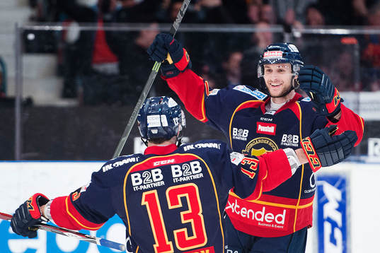 Djurgårdens Simon Gysbers gör 1-0 och jublar mot Damien