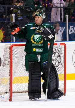Färjestads målvakt Justin Pogge med mask i pannan