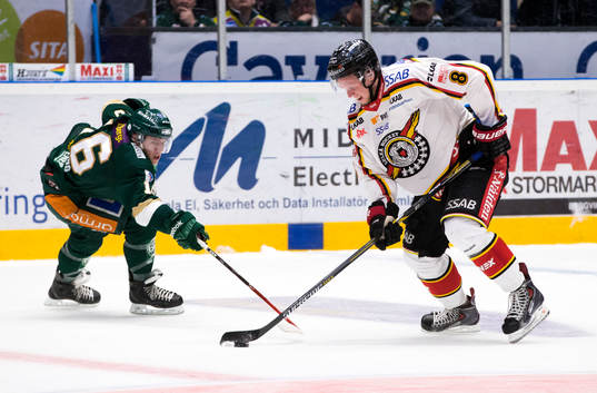 Färjestads Joakim Nygård försöker ta pucken ifrån