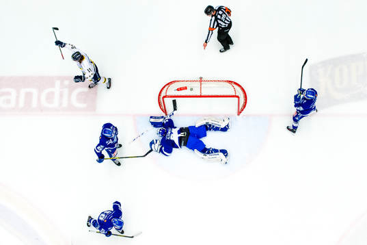 Leksands målvakt Oscar Alsenfelt deppar