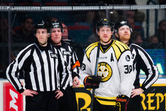 Brynäs Jonas Nordquist är framme och pratar med domare