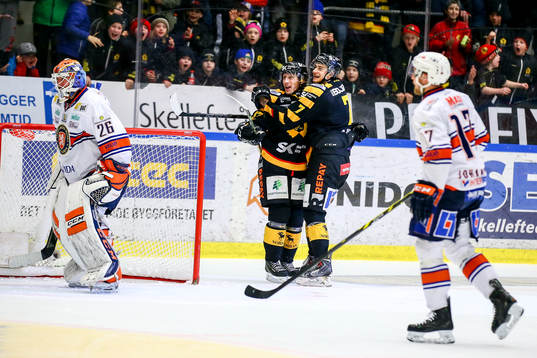 Skellefteås Kirill Kabanov och John Norman jublar framför
