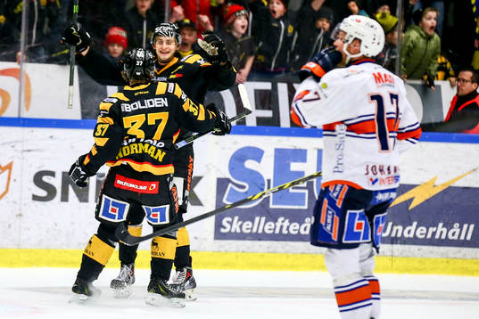 Skellefteås Kirill Kabanov och John Norman jublar framför