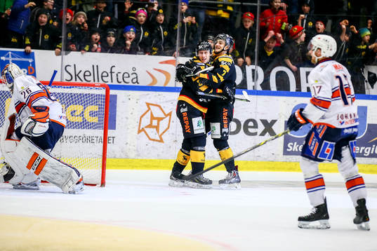 Skellefteås Kirill Kabanov och John Norman jublar framför