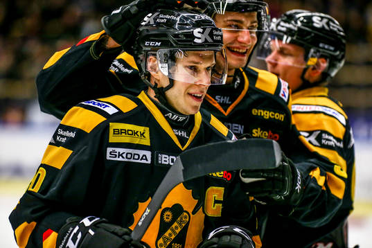 Skellefteås Erik Forssell och Kirill Kabanov jublar