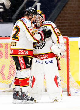 Luleås Karl Fabricius  klappar om målvakt Joel Lassinantti