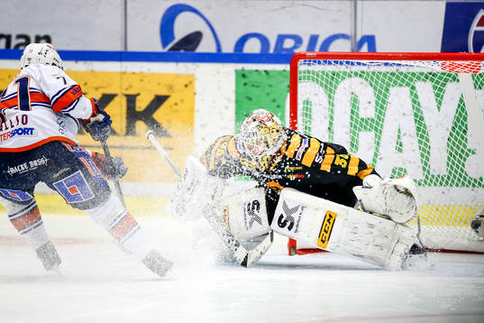Skellefteås målvakt Markus Svensson räddar en straff