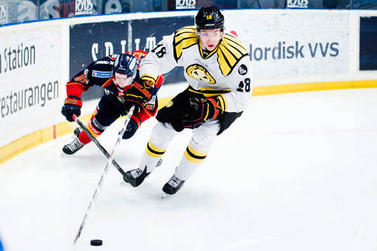 Brynäs Anton Rödin jagas av Djurgårdens Markus Ljungh