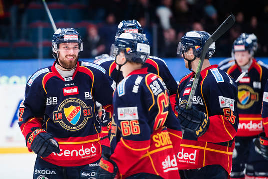 Djurgårdens spelare med Mikael Ahlén (tv) jublar