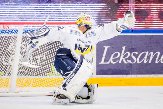 HV71s målvakt Gustaf Wesslau lyckas inte få tag i pucken