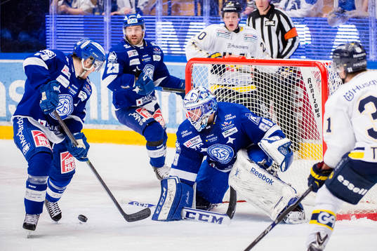 Leksands försvar lyckas inte rensa bort pucken framför