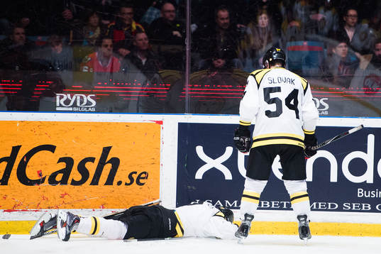 Brynäs Niclas Andersén ligger ner skadad