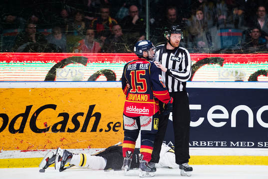 Djurgårdens Steve Saviano står bredvid Brynäs Niclas