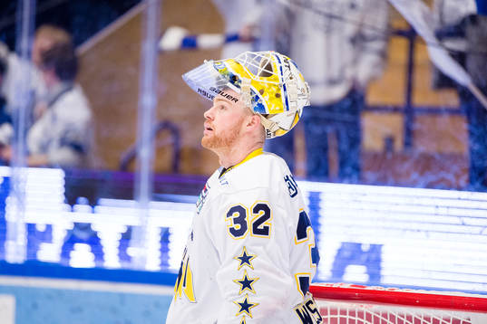 HV71s målvakt Gustaf Wesslau deppar