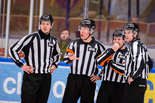 Matchens domare Tobias Björk och Wolmer Edqvist