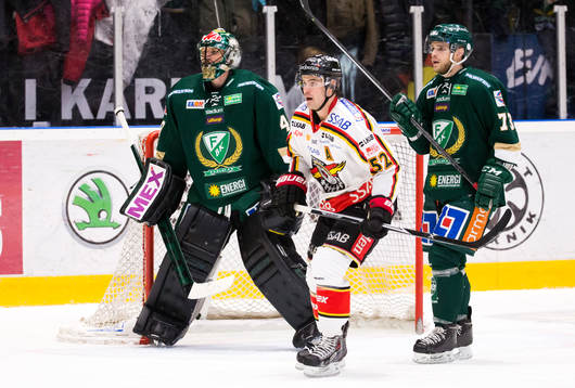 Luleås Karl Fabricius och Färjestads målvakt Justin