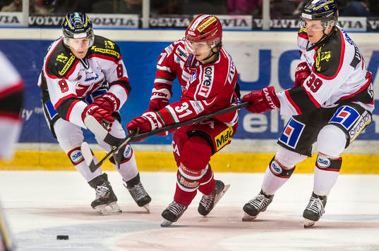Modos Gustav Possler jagas av Örebros Mikko Lehtonen och