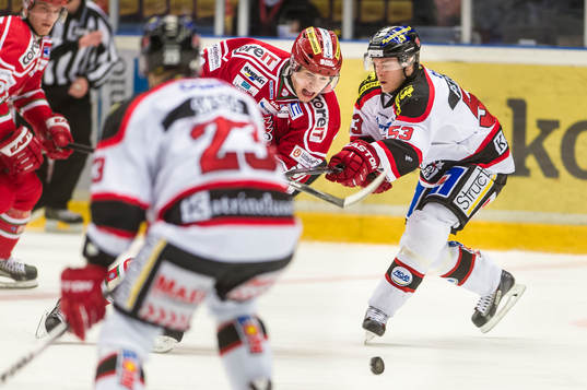 Örebros Tomas Skogs försöker stoppa Modos Bobbo Petersson