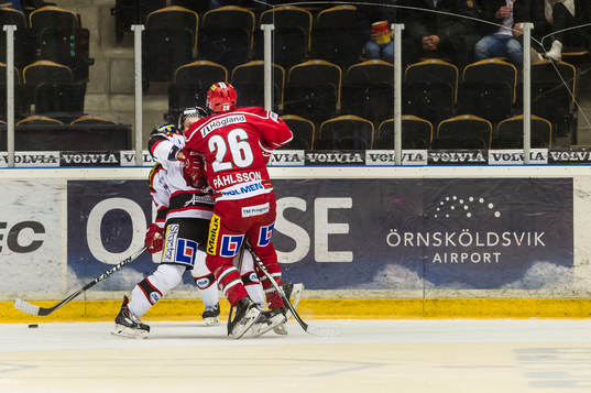 Modos Samuel Påhlsson trycker till en Örebro spelare