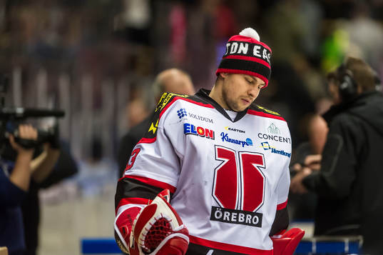 Örebros målvakt Julius Hudacek deppar