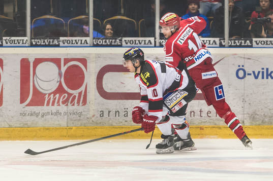 Modos Emil Pettersson kämpar mot Örebros Derek Ryan