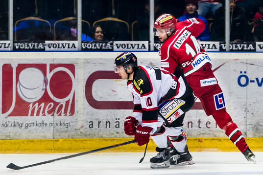 Modos Emil Pettersson kämpar mot Örebros Derek Ryan